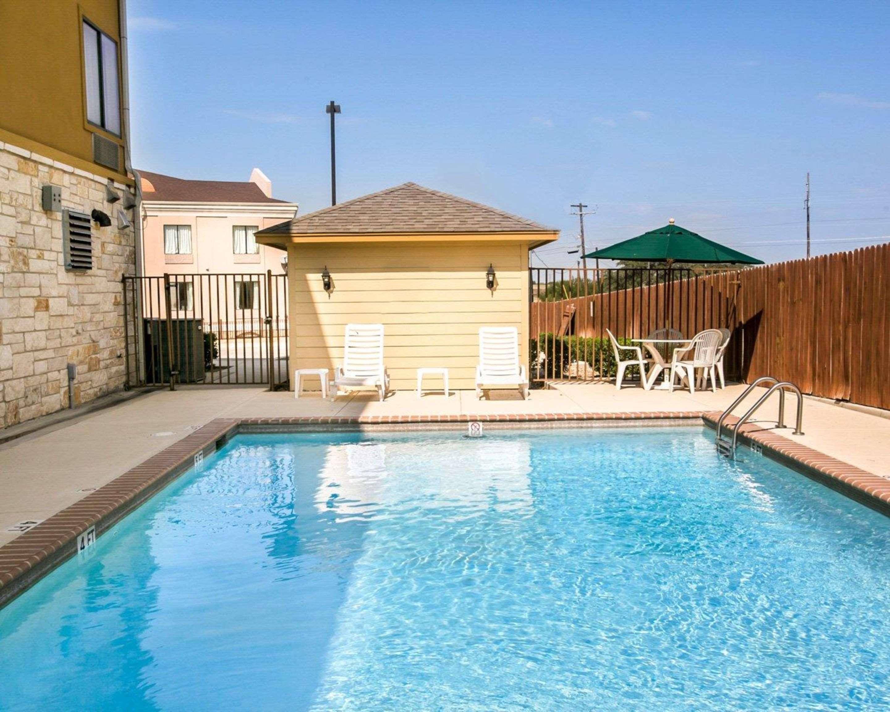 Sleep Inn & Suites Gonzales Near Palmetto State Park Bagian luar foto